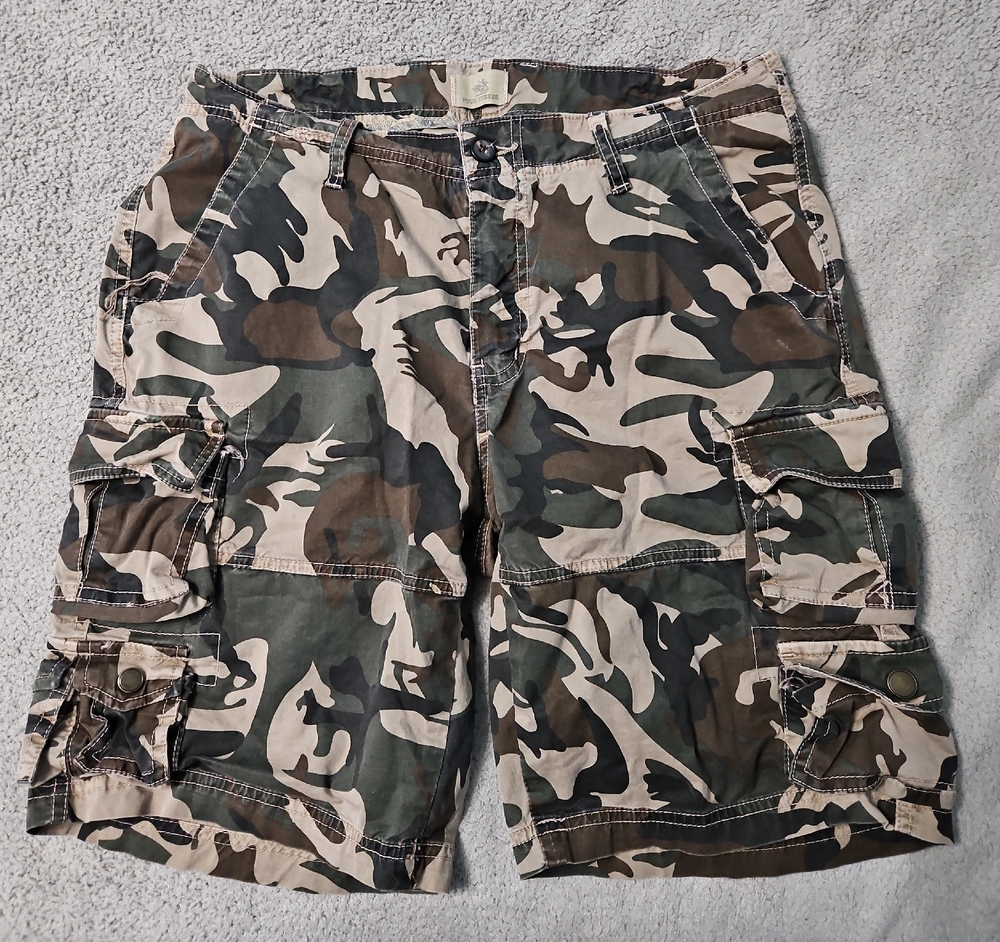 Ladies Camouflage Cargo Shorts Sz 12 (Like New)